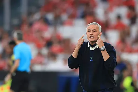 مورينيو: لو بقيت في منزلي لحصلت على أموال أكثر من تدريب بنفيكا